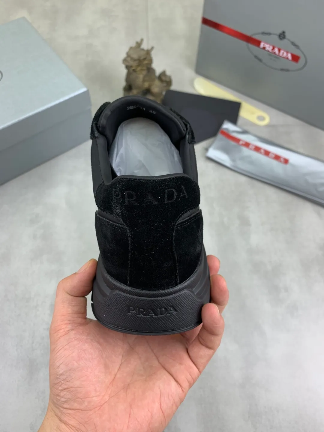 Men's shoes 💰P520 new (higher version) new PRADA (Prada) classic models are on the market at the same time, new men's shoes, 😘fabrics are selected from original imported calfskin. First layer of imported cowhide lining. The original version is awesome! 👍🏿Original open-molded non-slip PU outsole, with exquisite lines, simple and elegant, super comfortable and classy on foot, suitable for leisure travel. Code number: 38-45 (46 customized) 2️⃣ colors available